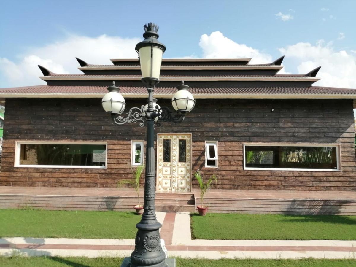 Mann The Palm Retreat Hotel Лакнау Екстериор снимка