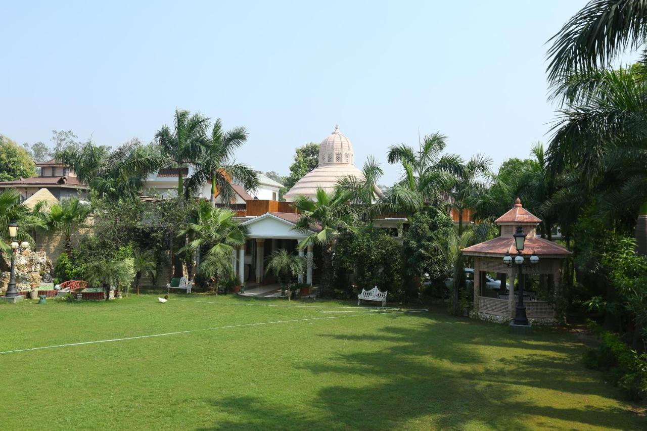 Mann The Palm Retreat Hotel Лакнау Екстериор снимка