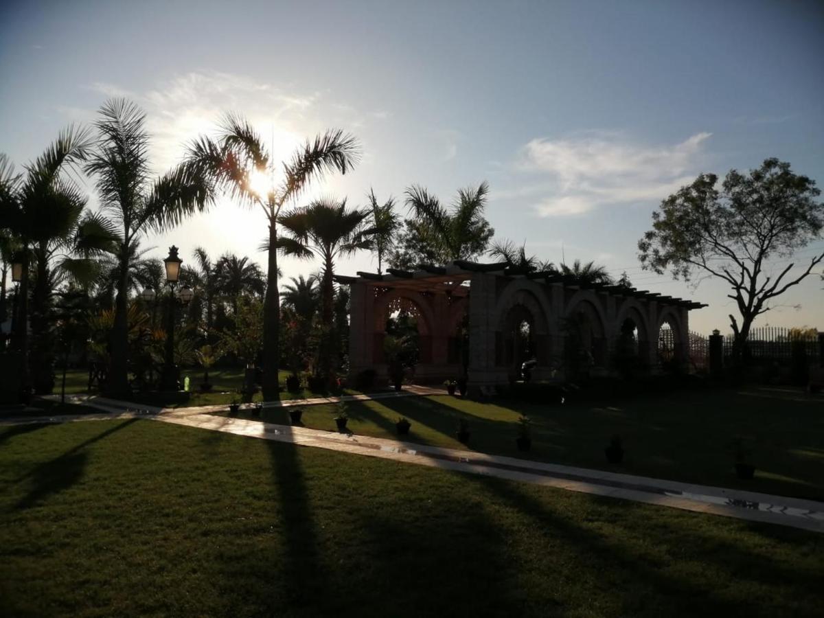 Mann The Palm Retreat Hotel Лакнау Екстериор снимка