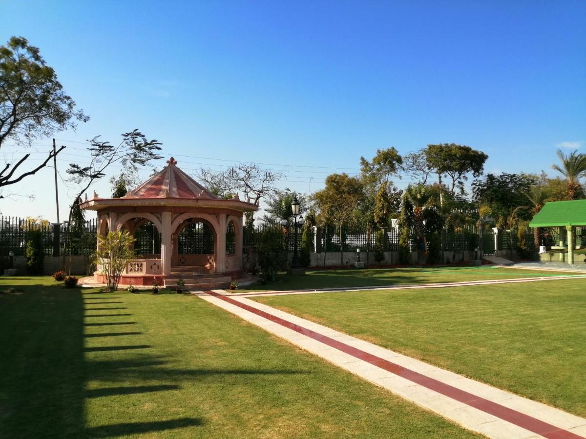 Mann The Palm Retreat Hotel Лакнау Екстериор снимка