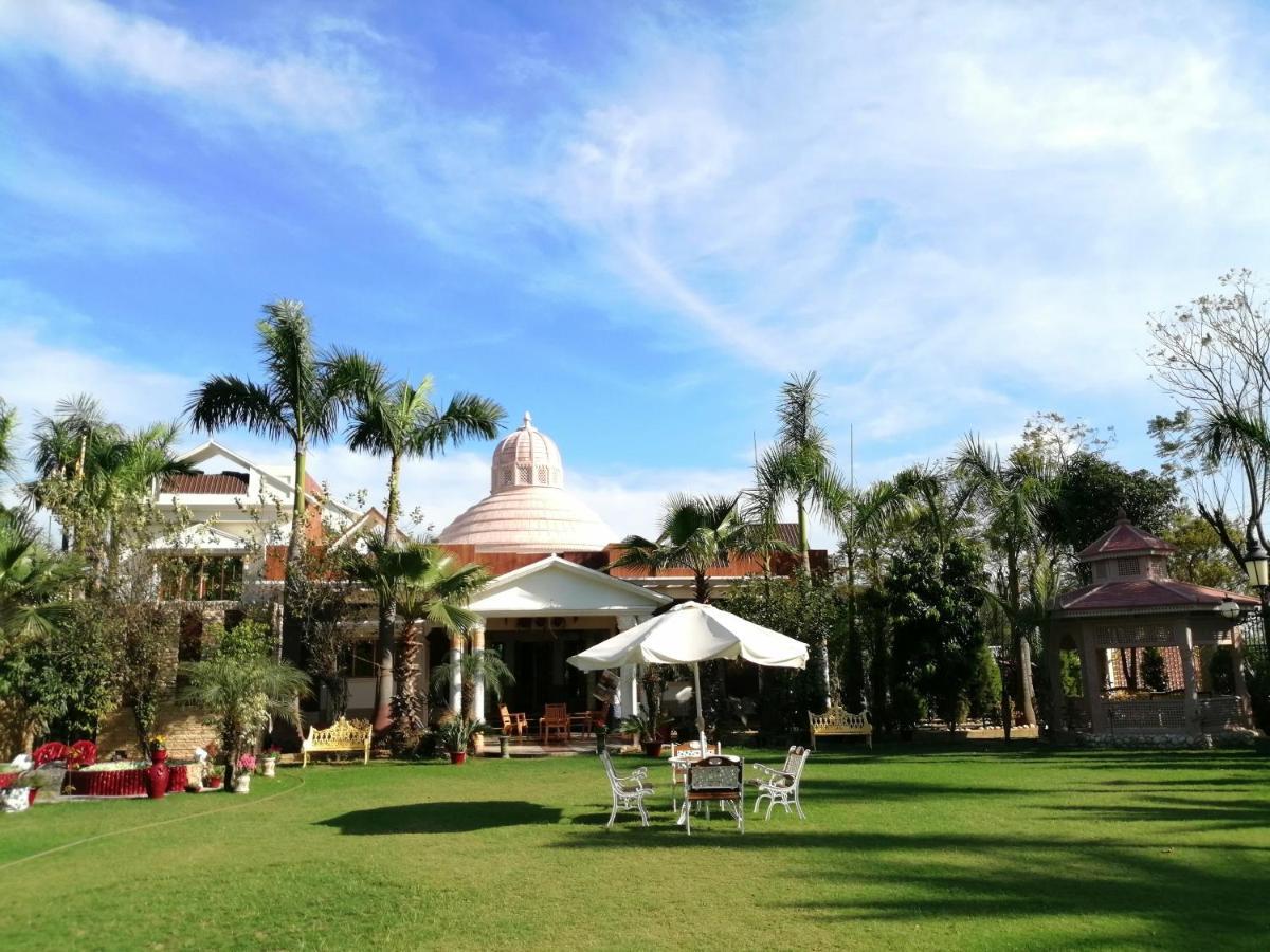 Mann The Palm Retreat Hotel Лакнау Екстериор снимка