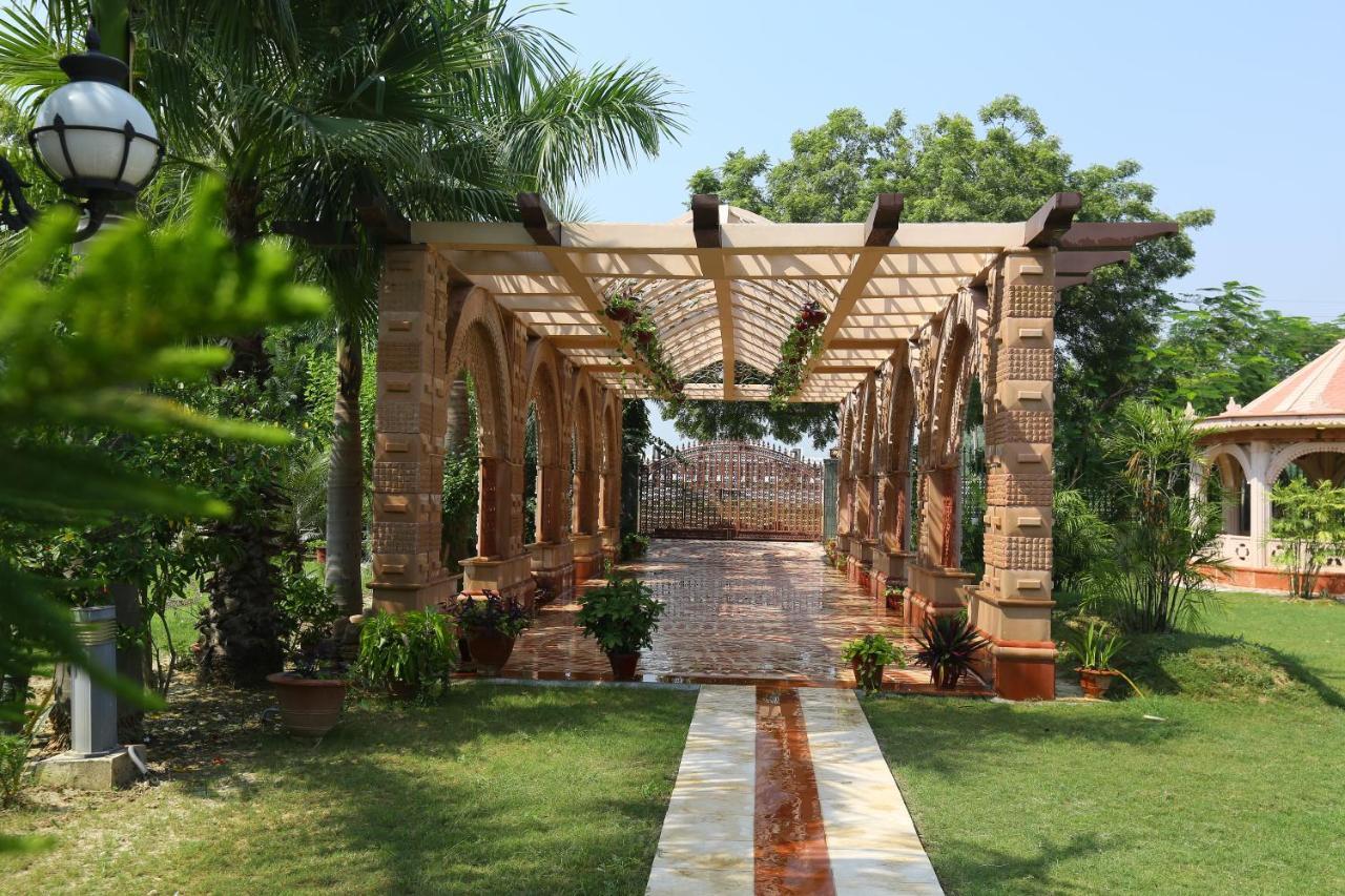 Mann The Palm Retreat Hotel Лакнау Екстериор снимка