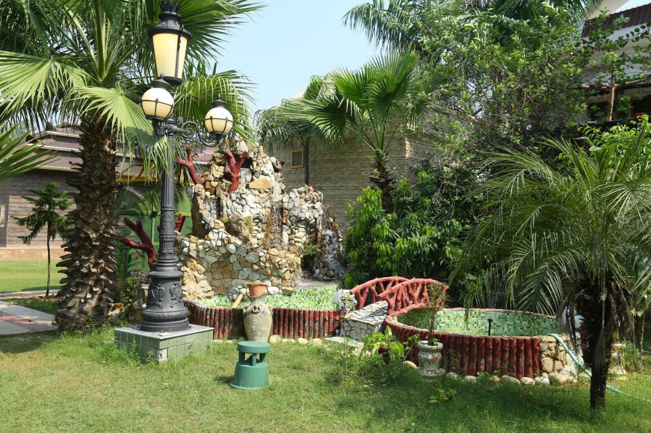 Mann The Palm Retreat Hotel Лакнау Екстериор снимка