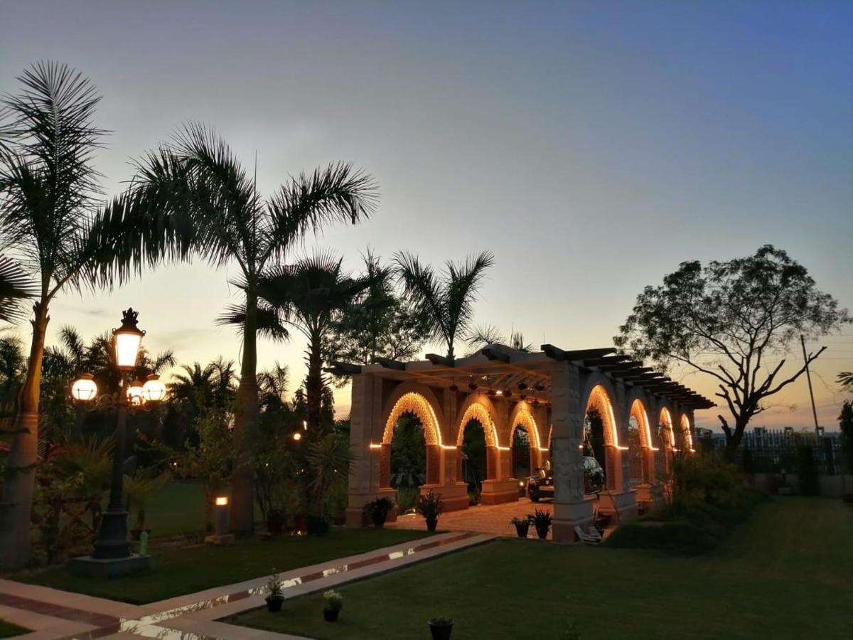 Mann The Palm Retreat Hotel Лакнау Екстериор снимка