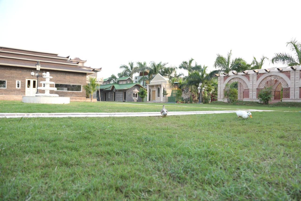 Mann The Palm Retreat Hotel Лакнау Екстериор снимка