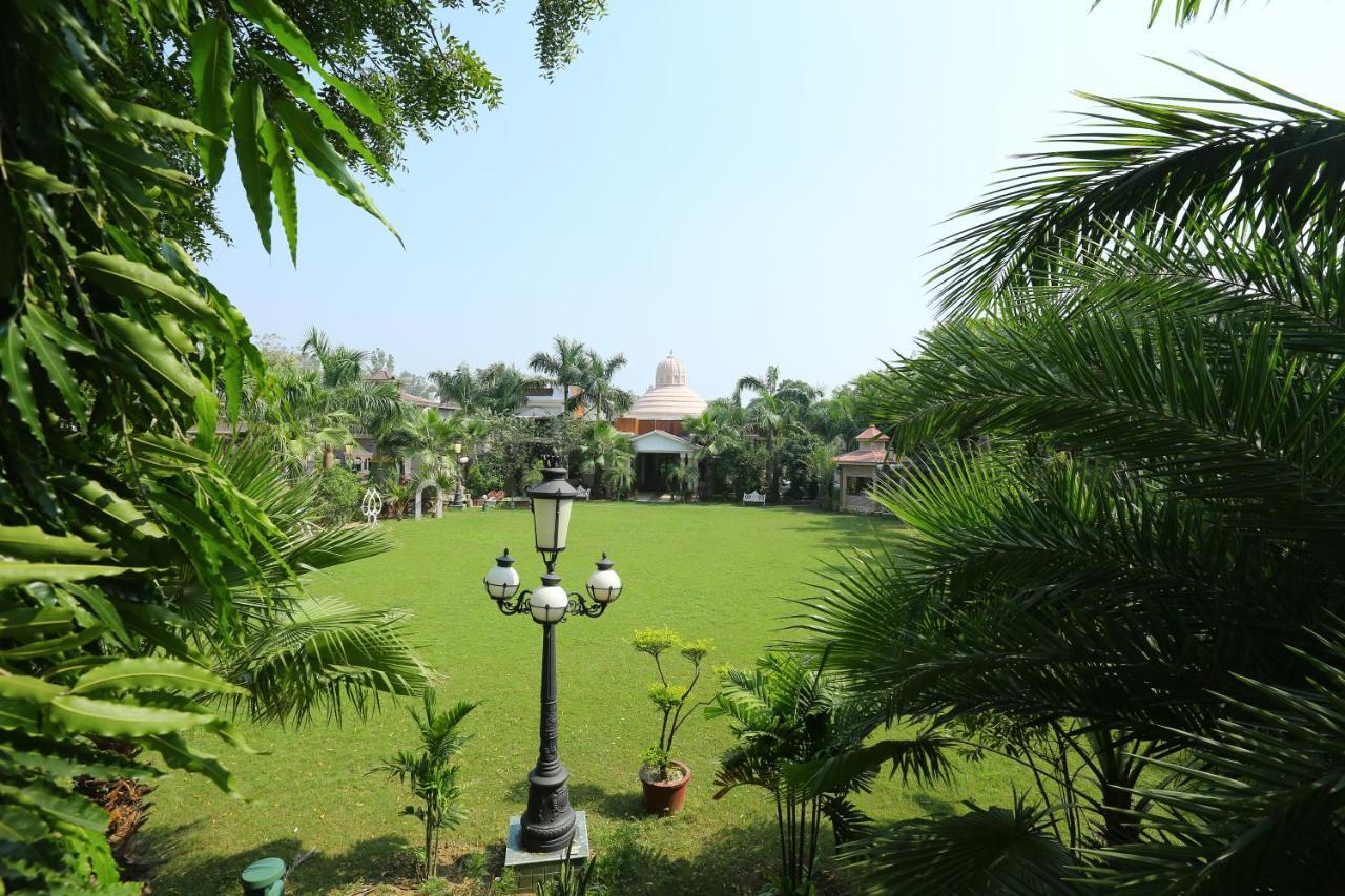 Mann The Palm Retreat Hotel Лакнау Екстериор снимка